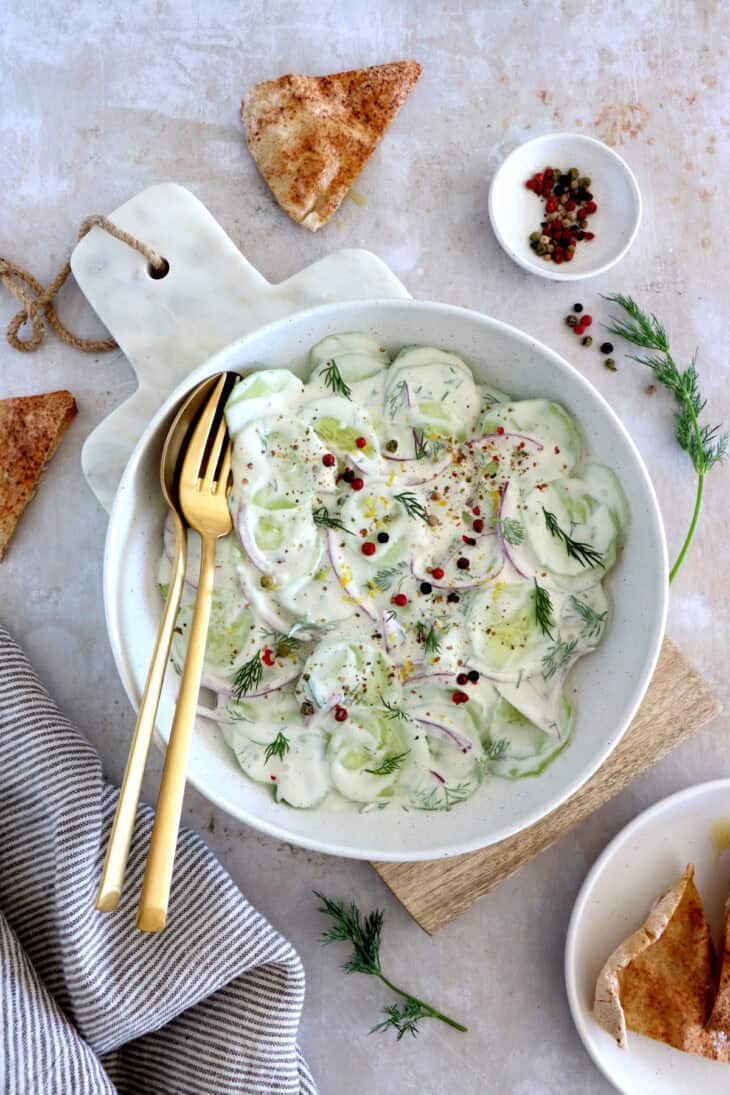 Cette salade de concombre à l'aneth, avec sa sauce crémeuse et citronnée, est pleine de fraîcheur et d'une simplicité enfantine.