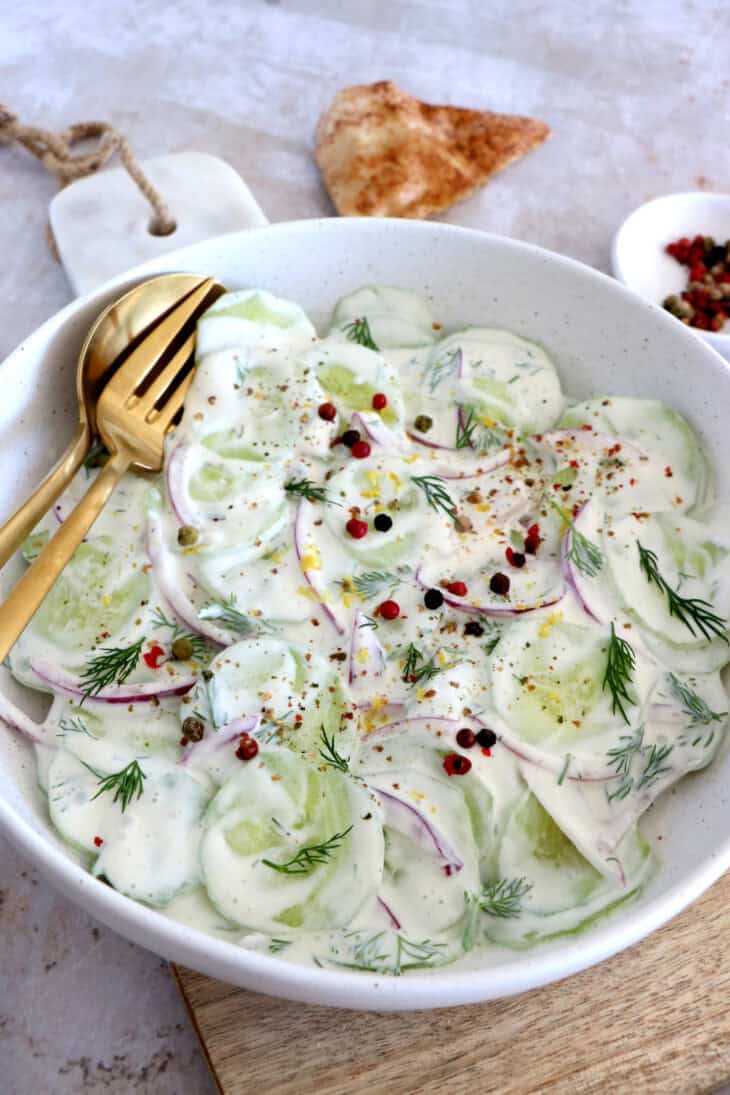 Cette salade de concombre à l'aneth, avec sa sauce crémeuse et citronnée, est pleine de fraîcheur et d'une simplicité enfantine.