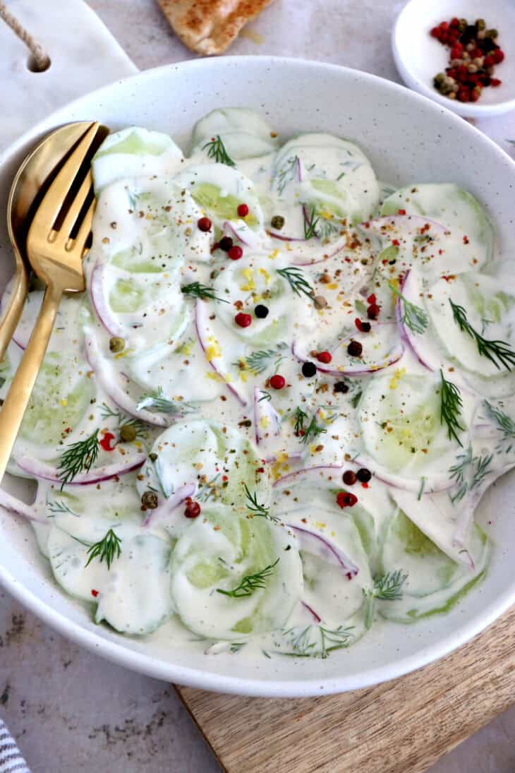 Cette salade de concombre à l'aneth, avec sa sauce crémeuse et citronnée, est pleine de fraîcheur et d'une simplicité enfantine.