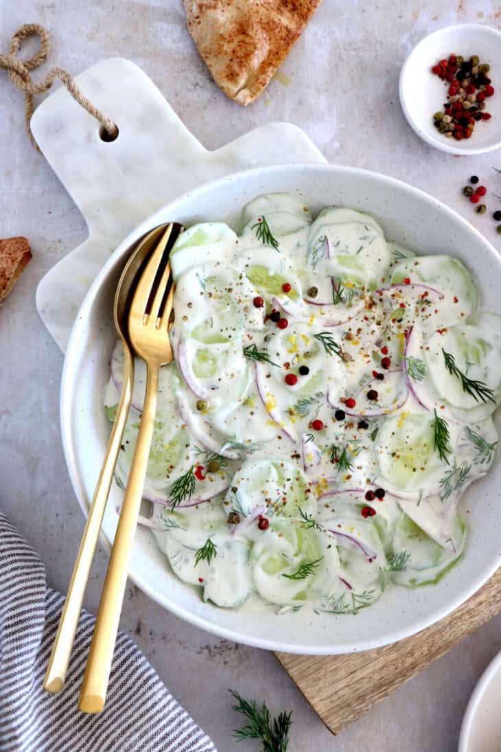 Cette salade de concombre à l'aneth, avec sa sauce crémeuse et citronnée, est pleine de fraîcheur et d'une simplicité enfantine.