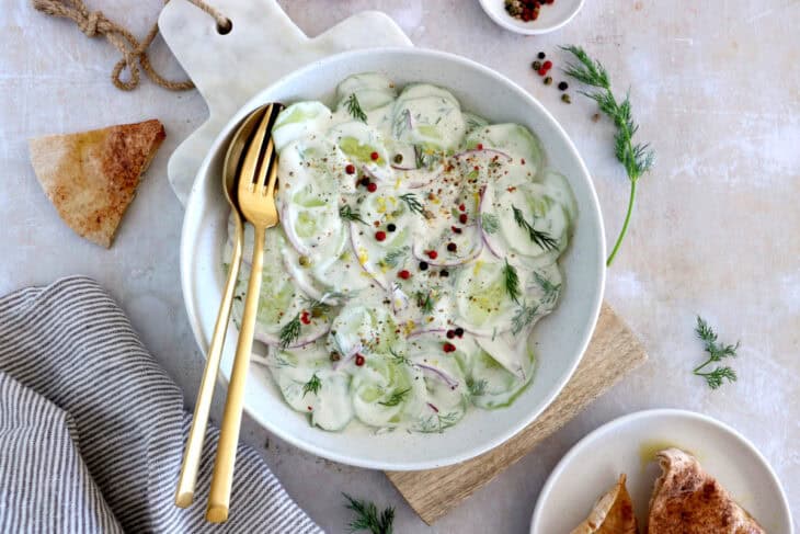 Cette salade de concombre à l'aneth, avec sa sauce crémeuse et citronnée, est pleine de fraîcheur et d'une simplicité enfantine.