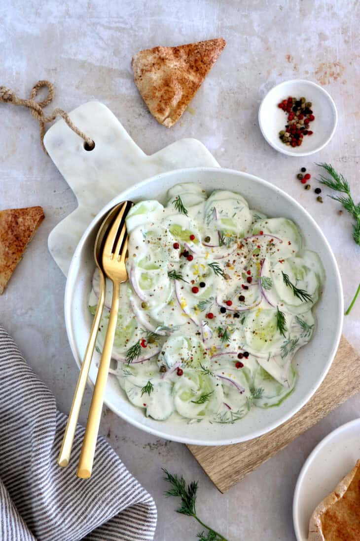 Cette salade de concombre à l'aneth, avec sa sauce crémeuse et citronnée, est pleine de fraîcheur et d'une simplicité enfantine.