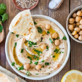 L'houmous à l'ail rôti est crémeux à souhait avec des saveurs douces et légèrement fumées. Un dip qui plait à tous.