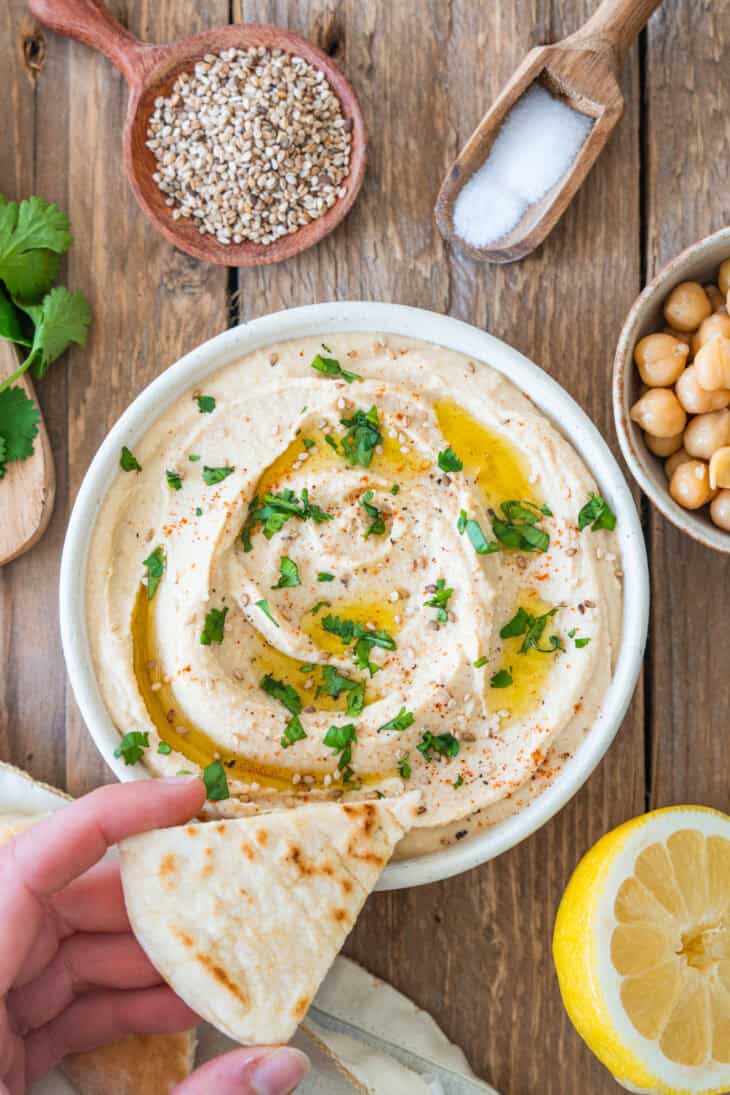 L'houmous à l'ail rôti est crémeux à souhait avec des saveurs douces et légèrement fumées. Un dip qui plait à tous.