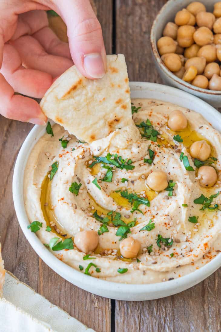 L'houmous à l'ail rôti est crémeux à souhait avec des saveurs douces et légèrement fumées. Un dip qui plait à tous.