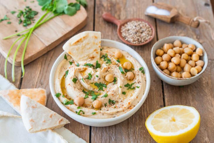 L'houmous à l'ail rôti est crémeux à souhait avec des saveurs douces et légèrement fumées. Un dip qui plait à tous.