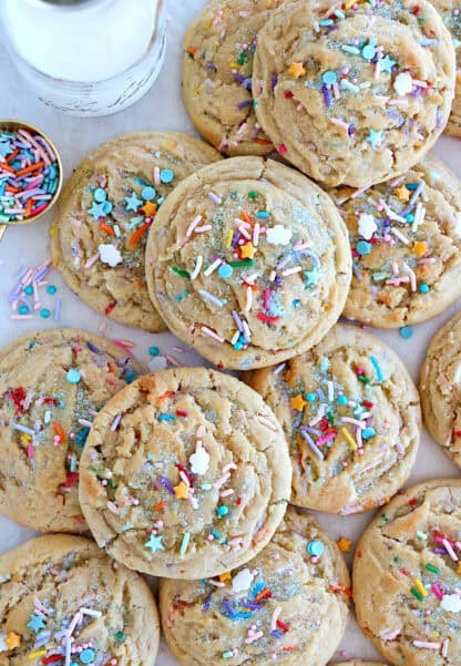 Les cookies confettis sont des cookies festifs, à la fois "chewy", légèrement croquants, et garnis de vermicelles arc-en-ciel.
