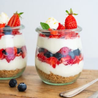 These individual no-bake cheesecake jars feature layers of Graham crackers crust, creamy cheesecake filling, and fresh berries. Quick and easy to prepare, they make a perfect last-minute summer dessert!