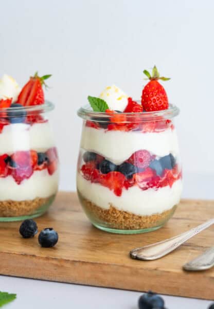 These individual no-bake cheesecake jars feature layers of Graham crackers crust, creamy cheesecake filling, and fresh berries. Quick and easy to prepare, they make a perfect last-minute summer dessert!