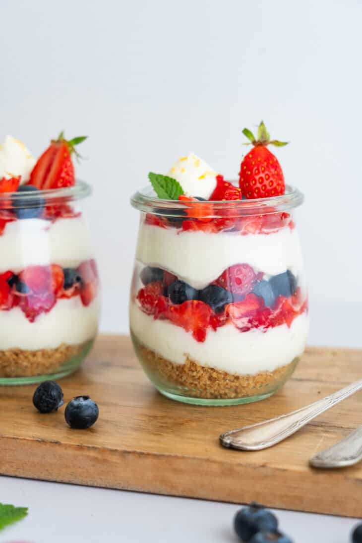 These individual no-bake cheesecake jars feature layers of Graham crackers crust, creamy cheesecake filling, and fresh berries. Quick and easy to prepare, they make a perfect last-minute summer dessert!