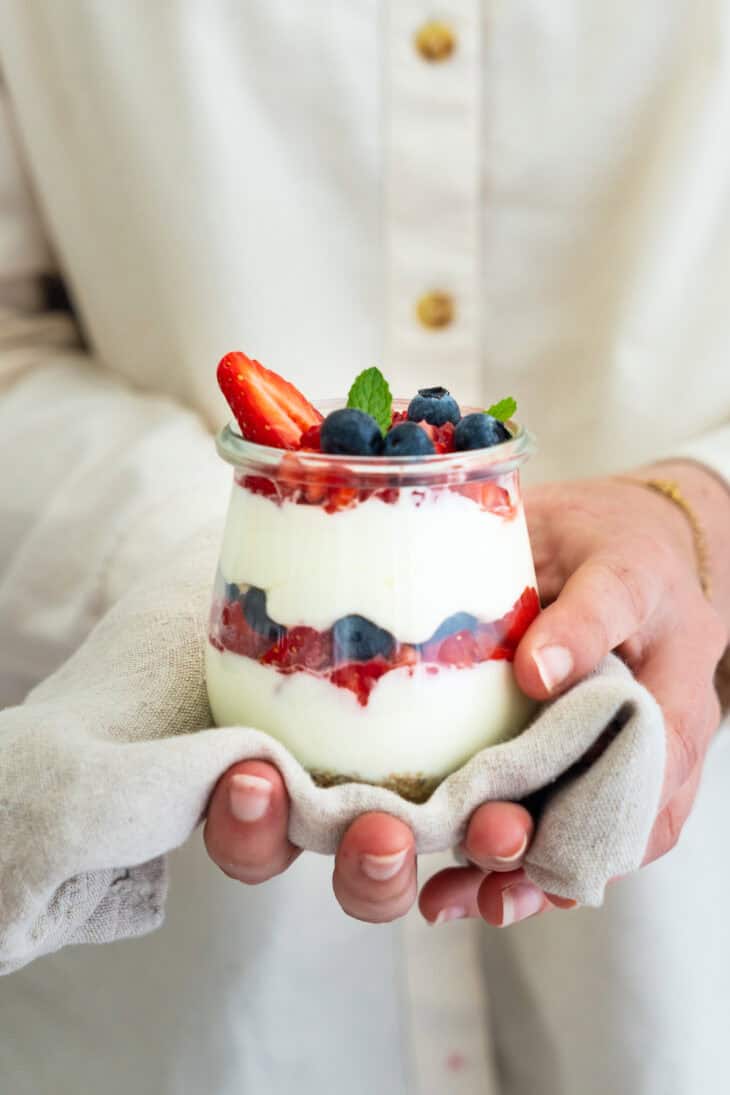 These individual no-bake cheesecake jars feature layers of Graham crackers crust, creamy cheesecake filling, and fresh berries. Quick and easy to prepare, they make a perfect last-minute summer dessert!