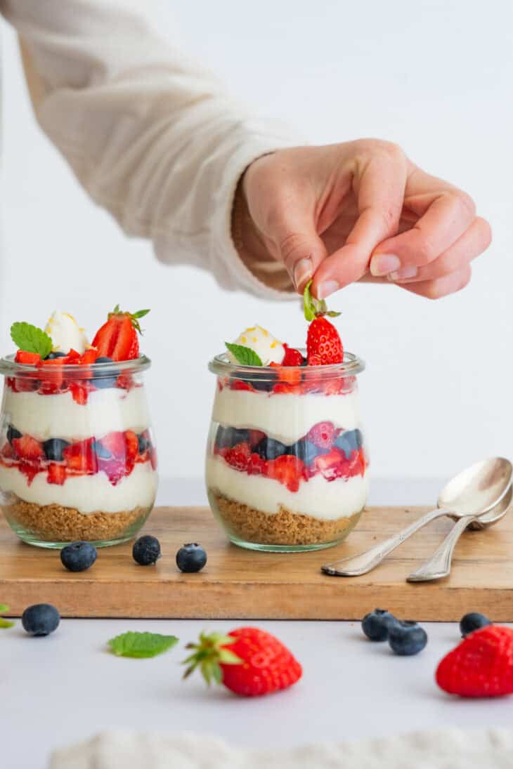 These individual no-bake cheesecake jars feature layers of Graham crackers crust, creamy cheesecake filling, and fresh berries. Quick and easy to prepare, they make a perfect last-minute summer dessert!