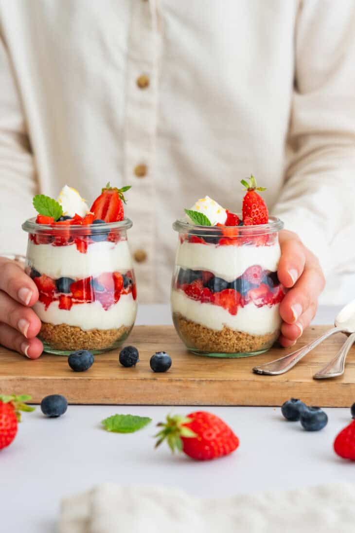 Ces verrines cheesecake sans cuisson en portions individuelles constituent un dessert à la fois léger, gourmand et facile à préparer, même lorsqu'on a des invités de dernière minute.