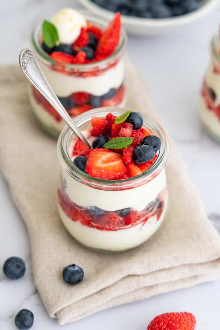 These individual no-bake cheesecake jars feature layers of Graham crackers crust, creamy cheesecake filling, and fresh berries. Quick and easy to prepare, they make a perfect last-minute summer dessert!