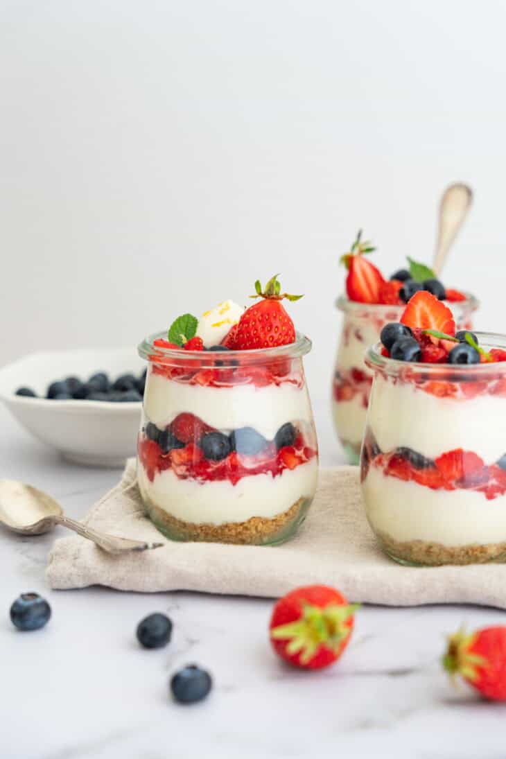 These individual no-bake cheesecake jars feature layers of Graham crackers crust, creamy cheesecake filling, and fresh berries. Quick and easy to prepare, they make a perfect last-minute summer dessert!