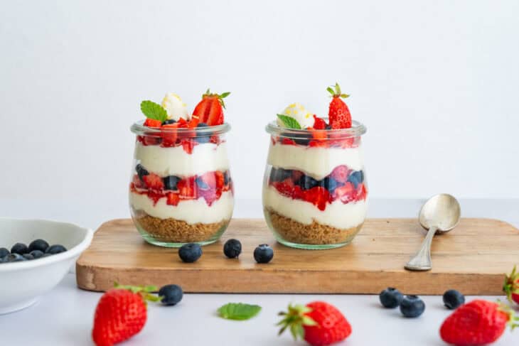 These individual no-bake cheesecake jars feature layers of Graham crackers crust, creamy cheesecake filling, and fresh berries. Quick and easy to prepare, they make a perfect last-minute summer dessert!