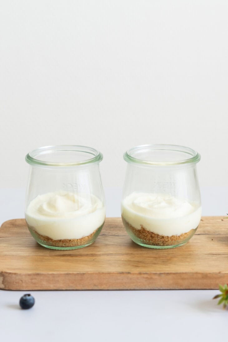 Ces verrines cheesecake sans cuisson en portions individuelles constituent un dessert à la fois léger, gourmand et facile à préparer, même lorsqu'on a des invités de dernière minute.