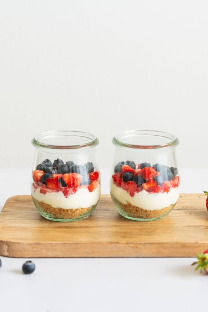 These individual no-bake cheesecake jars feature layers of Graham crackers crust, creamy cheesecake filling, and fresh berries. Quick and easy to prepare, they make a perfect last-minute summer dessert!