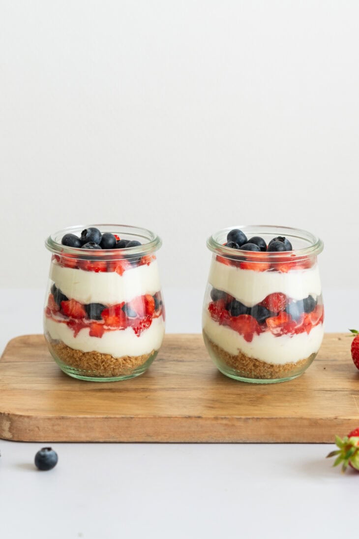 These individual no-bake cheesecake jars feature layers of Graham crackers crust, creamy cheesecake filling, and fresh berries. Quick and easy to prepare, they make a perfect last-minute summer dessert!