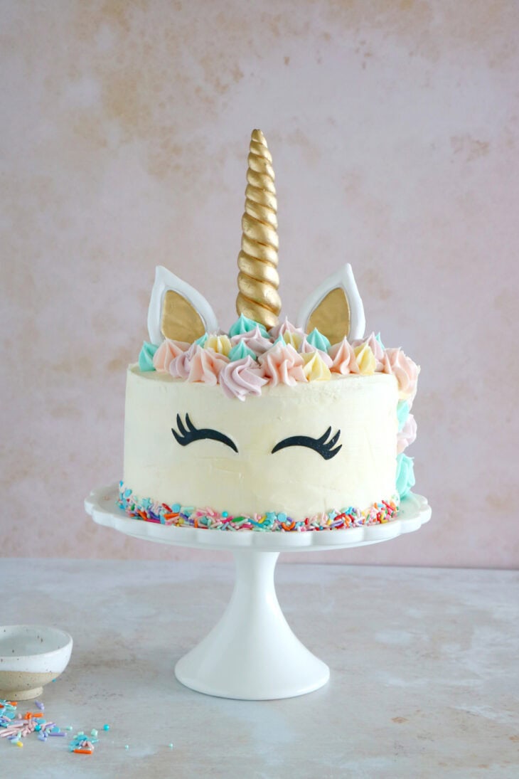 Simple et scintillant à la fois, ce gâteau licorne (Unicorn Cake) sera la star d'un goûter d'anniversaire ou d'une baby shower.