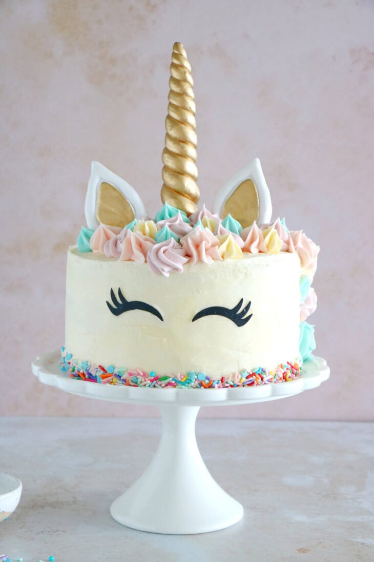 Simple et scintillant à la fois, ce gâteau licorne (Unicorn Cake) sera la star d'un goûter d'anniversaire ou d'une baby shower.