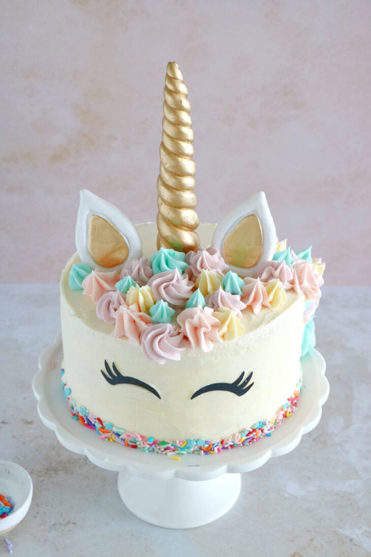 Simple et scintillant à la fois, ce gâteau licorne (Unicorn Cake) sera la star d'un goûter d'anniversaire ou d'une baby shower.