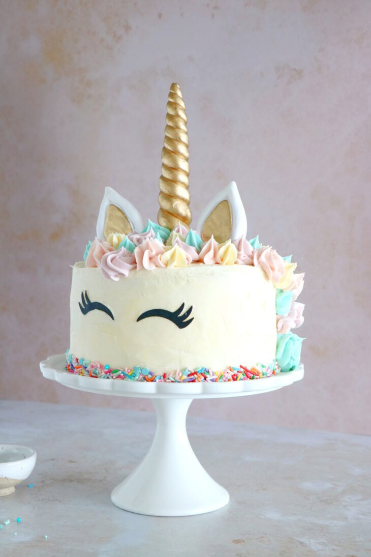 Simple et scintillant à la fois, ce gâteau licorne (Unicorn Cake) sera la star d'un goûter d'anniversaire ou d'une baby shower.