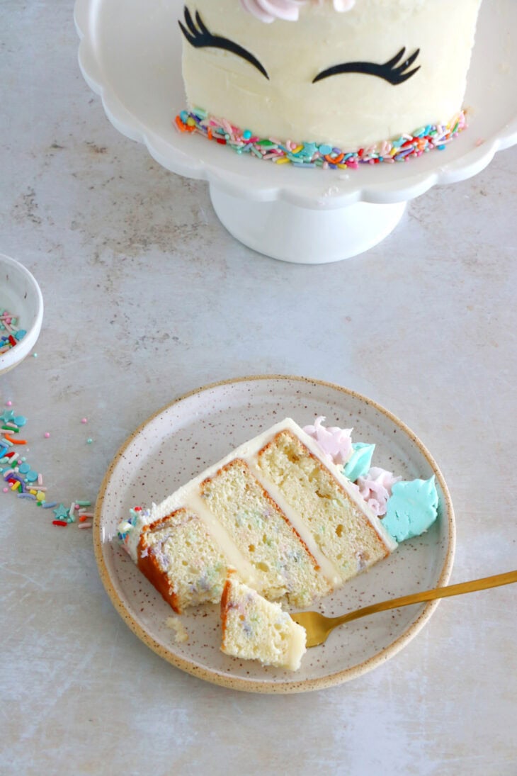 Simple et scintillant à la fois, ce gâteau licorne (Unicorn Cake) sera la star d'un goûter d'anniversaire ou d'une baby shower.