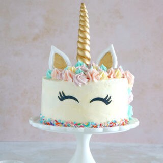 Simple et scintillant à la fois, ce gâteau licorne (Unicorn Cake) sera la star d'un goûter d'anniversaire ou d'une baby shower.