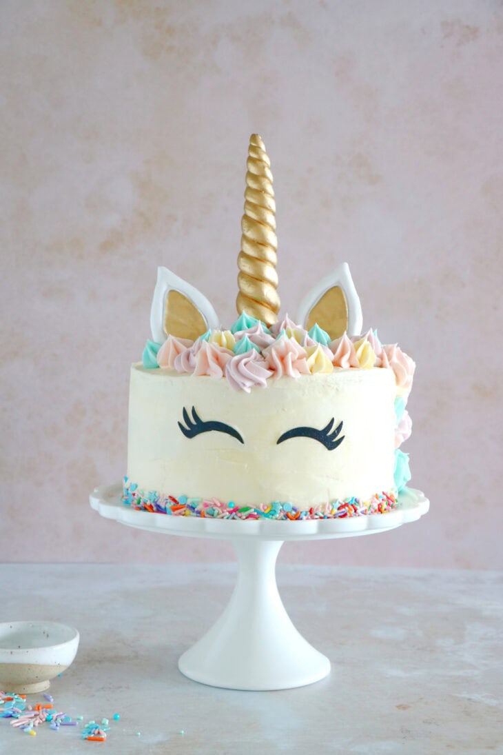 Simple et scintillant à la fois, ce gâteau licorne (Unicorn Cake) sera la star d'un goûter d'anniversaire ou d'une baby shower.