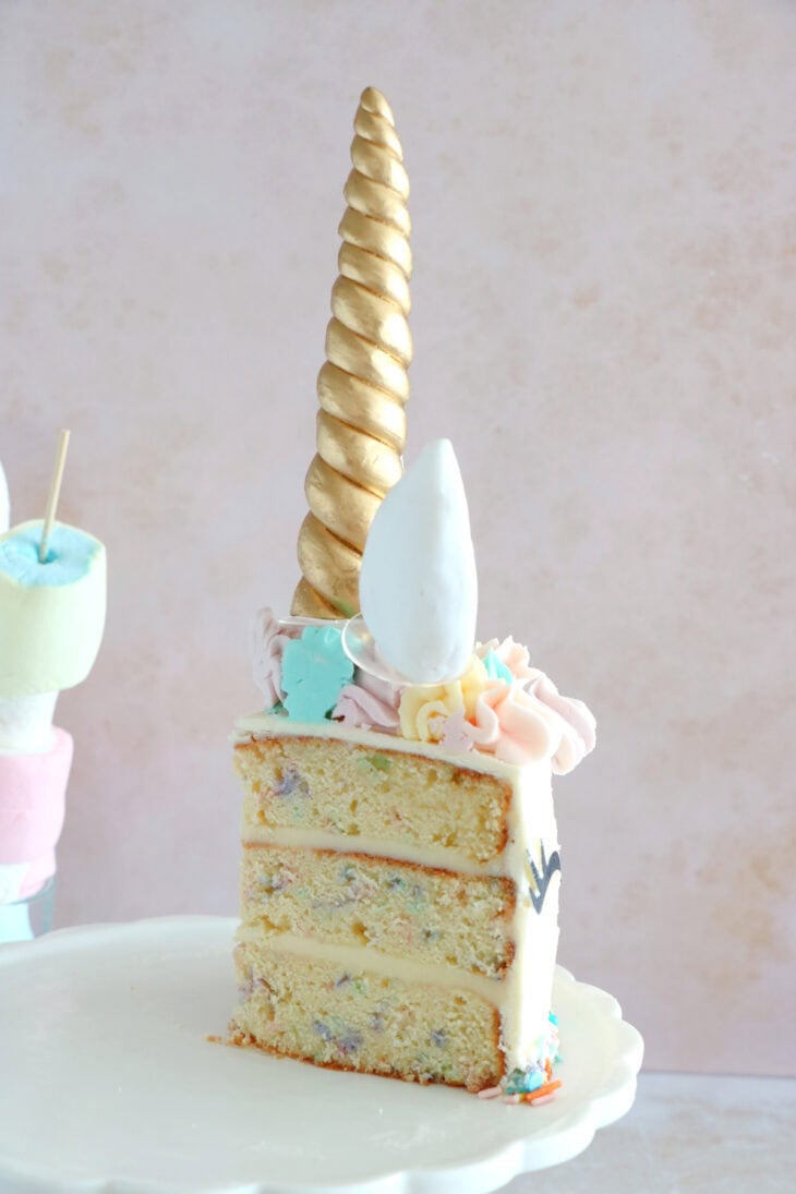 Simple et scintillant à la fois, ce gâteau licorne (Unicorn Cake) sera la star d'un goûter d'anniversaire ou d'une baby shower.