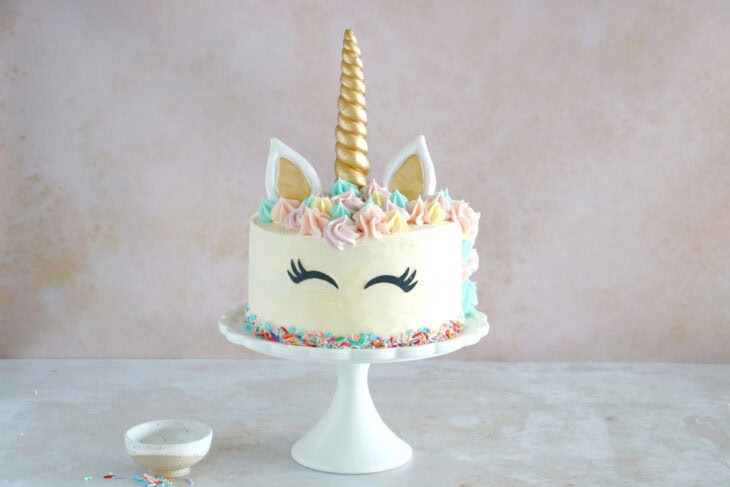 Simple et scintillant à la fois, ce gâteau licorne (Unicorn Cake) sera la star d'un goûter d'anniversaire ou d'une baby shower.