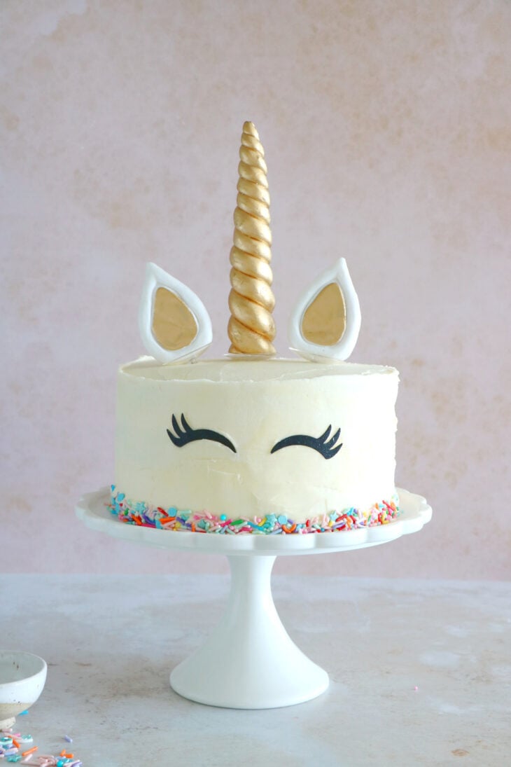 Simple et scintillant à la fois, ce gâteau licorne (Unicorn Cake) sera la star d'un goûter d'anniversaire ou d'une baby shower.