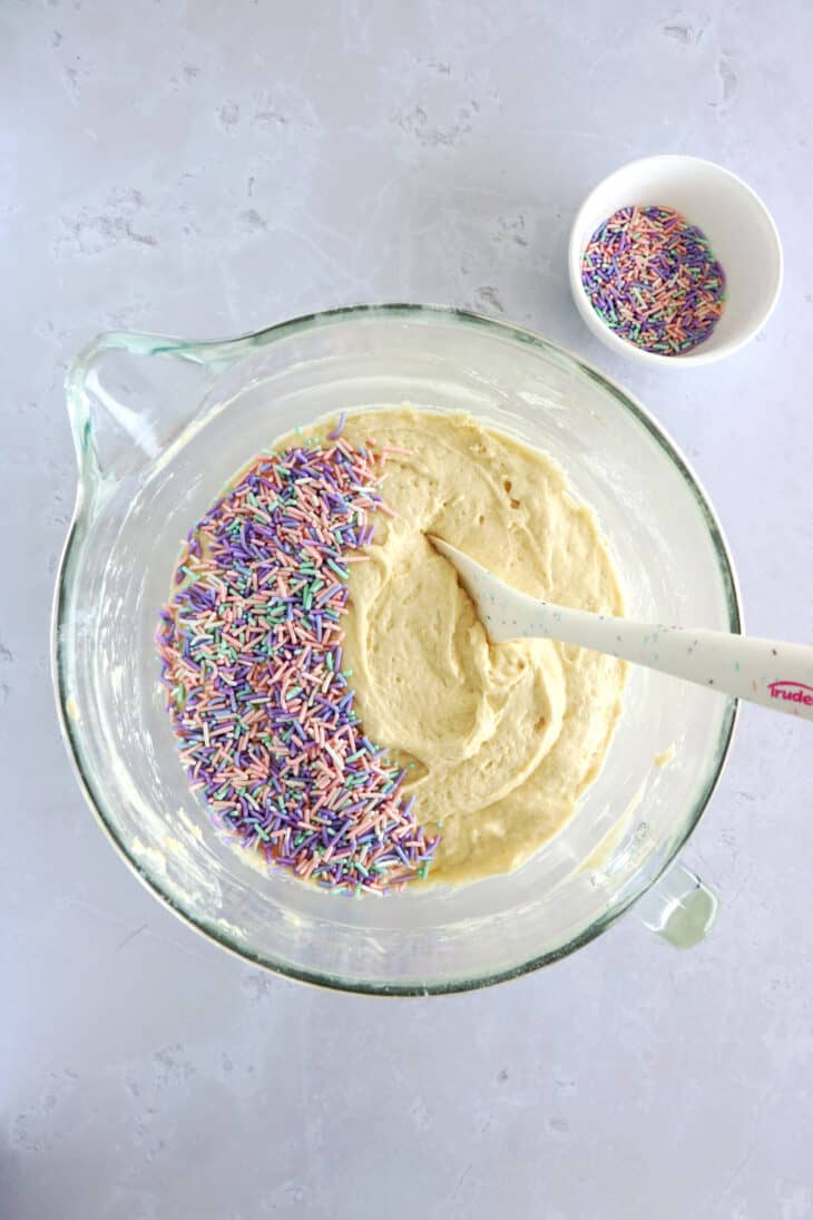 Simple et scintillant à la fois, ce gâteau licorne (Unicorn Cake) sera la star d'un goûter d'anniversaire ou d'une baby shower.