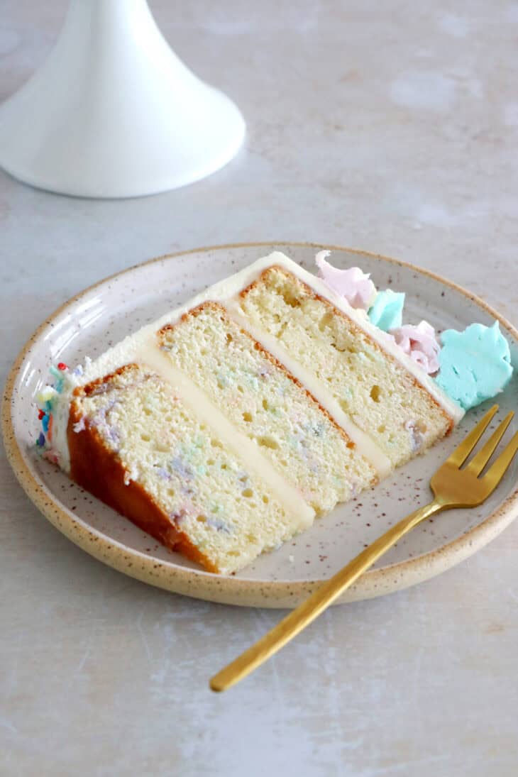 Simple et scintillant à la fois, ce gâteau licorne (Unicorn Cake) sera la star d'un goûter d'anniversaire ou d'une baby shower.