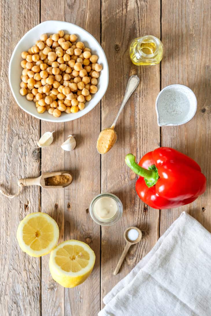 Le houmous aux poivrons grillés est une tartinade aux saveurs douces et fumées, idéale pour l'apéritif avec du pain pita ou des crackers.