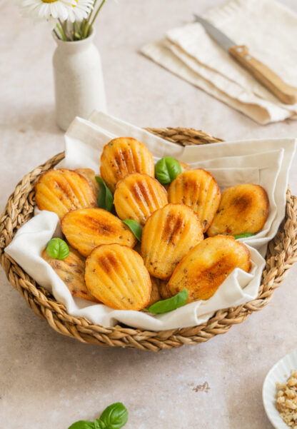 These delicate savory madeleines with goat cheese and sun-dried tomatoes are the perfect little appetizer treat, with a French touch!