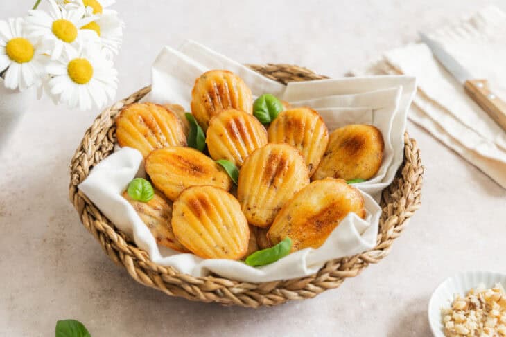 These delicate savory madeleines with goat cheese and sun-dried tomatoes are the perfect little appetizer treat, with a French touch!