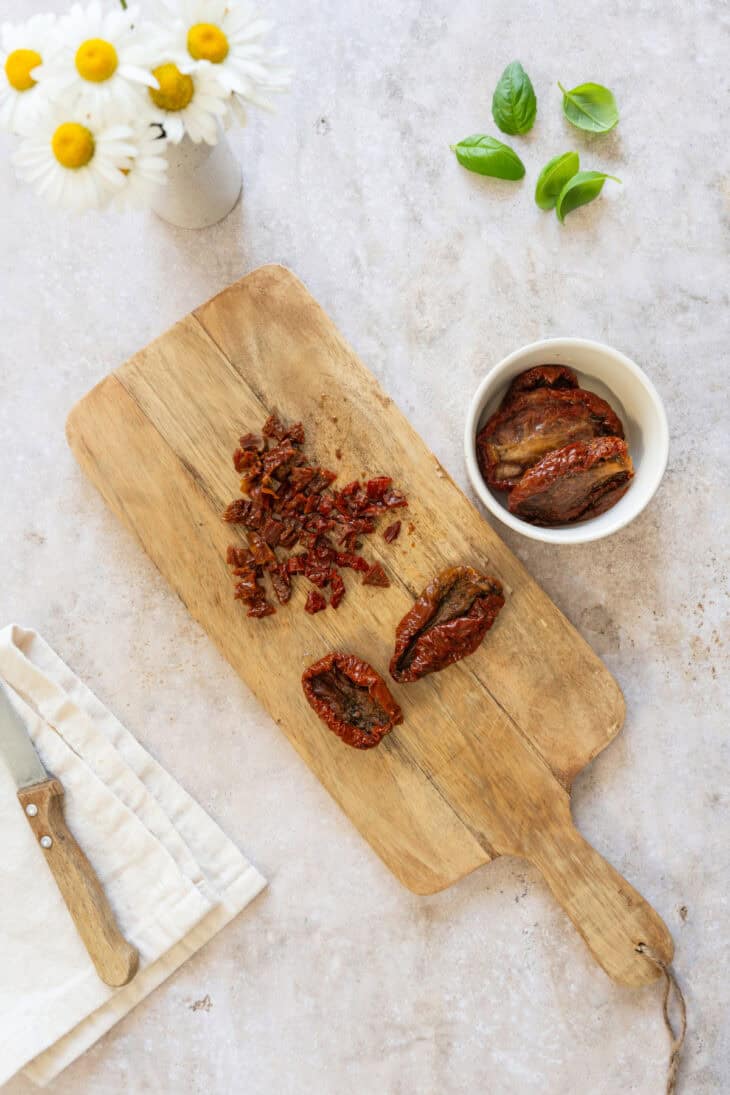 These delicate savory madeleines with goat cheese and sun-dried tomatoes are the perfect little appetizer treat, with a French touch!