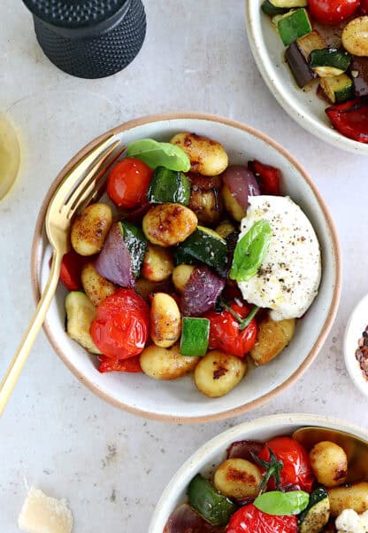 Les gnocchis aux légumes du soleil et à la burrata, c'est un plat végétarien tout simple et rempli de saveurs. Prêt en 30 minutes, c'est un classique à garder sous la main.