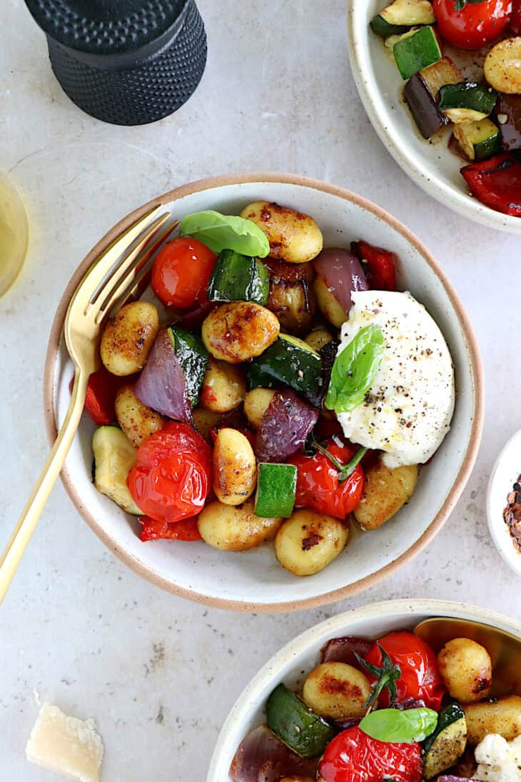 Balsamic roasted vegetable gnocchi with burrata is a simple vegetarian dish, bursting with flavors. Ready in 30 minutes, it is sure to become a family favorite!