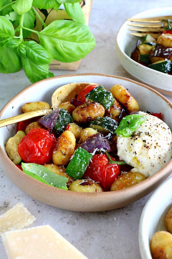 Balsamic roasted vegetable gnocchi with burrata is a simple vegetarian dish, bursting with flavors. Ready in 30 minutes, it is sure to become a family favorite!