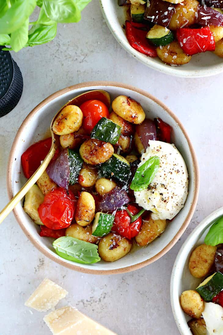 Balsamic roasted vegetable gnocchi with burrata is a simple vegetarian dish, bursting with flavors. Ready in 30 minutes, it is sure to become a family favorite!