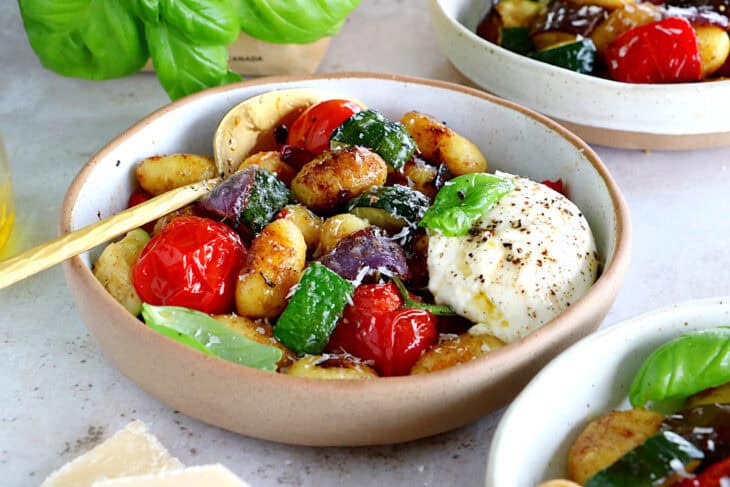 Balsamic roasted vegetable gnocchi with burrata is a simple vegetarian dish, bursting with flavors. Ready in 30 minutes, it is sure to become a family favorite!