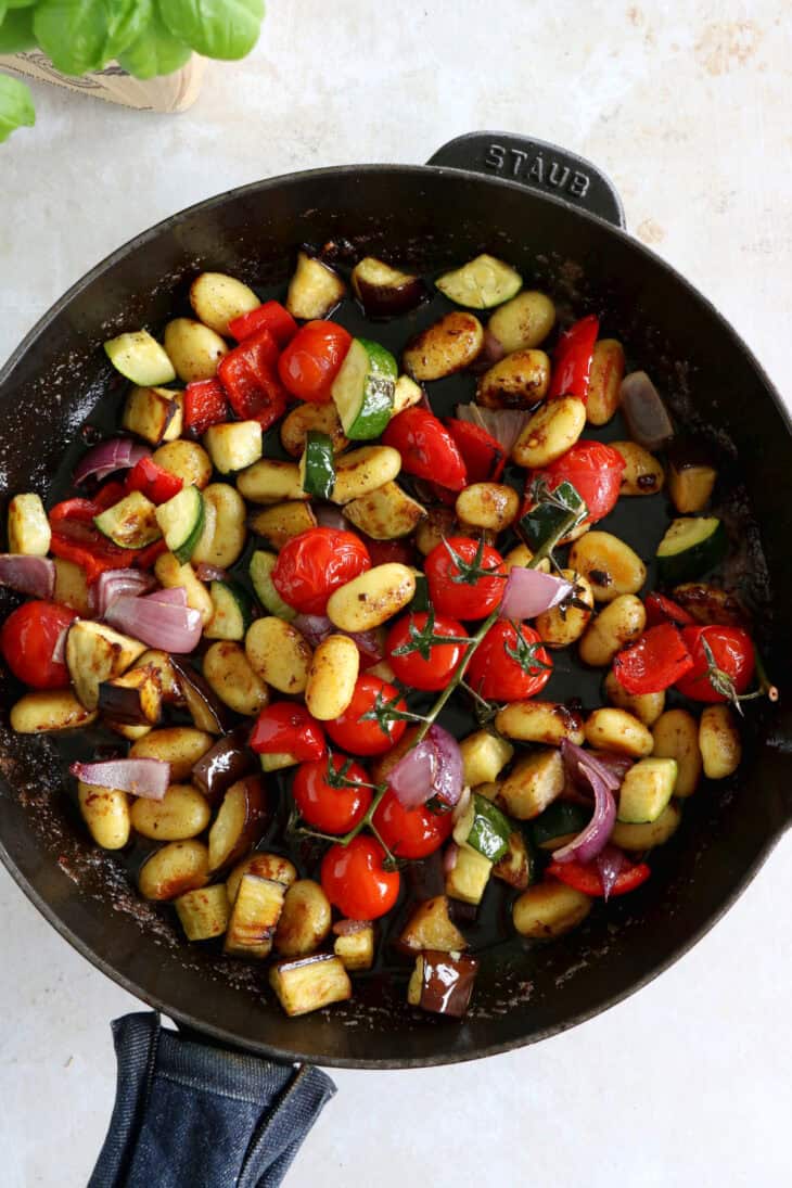 Balsamic roasted vegetable gnocchi with burrata is a simple vegetarian dish, bursting with flavors. Ready in 30 minutes, it is sure to become a family favorite!