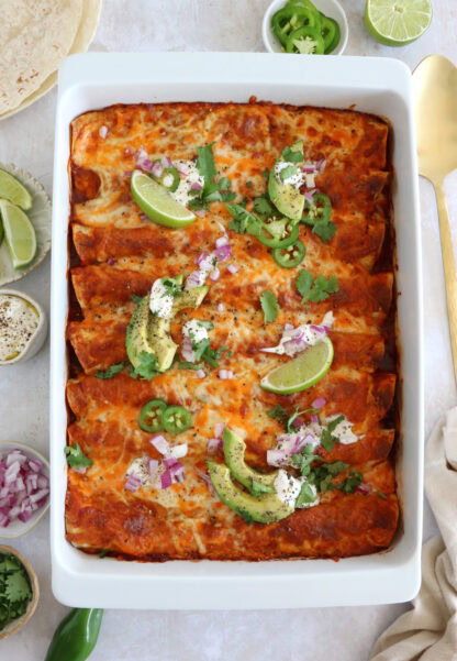 Ces enchiladas végétariennes aux haricots noirs débordent de saveurs mexicaines et constituent un plat savoureux, réconfortant et festif à la fois.