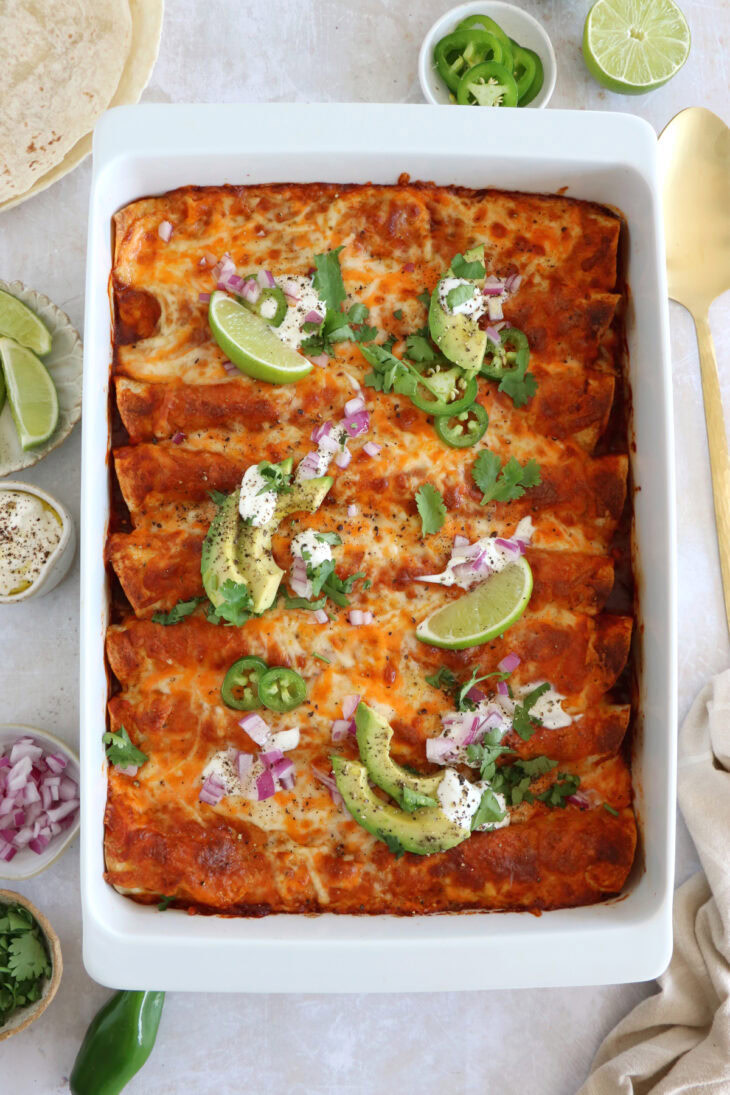 Hands up for this easy vegetarian enchiladas with black beans, that is loaded with Mexican flavors, very satisfying and ready in no time. A family favorite.