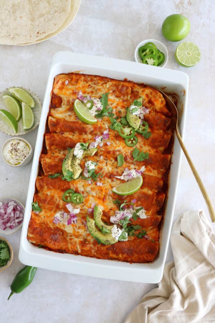 Hands up for this easy vegetarian enchiladas with black beans, that is loaded with Mexican flavors, very satisfying and ready in no time. A family favorite.