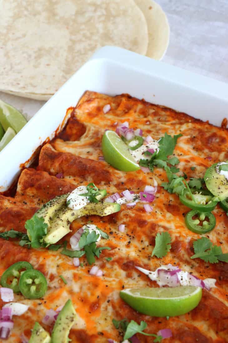 Hands up for this easy vegetarian enchiladas with black beans, that is loaded with Mexican flavors, very satisfying and ready in no time. A family favorite.