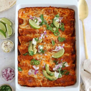 Hands up for this easy vegetarian enchiladas with black beans, that is loaded with Mexican flavors, very satisfying and ready in no time. A family favorite.